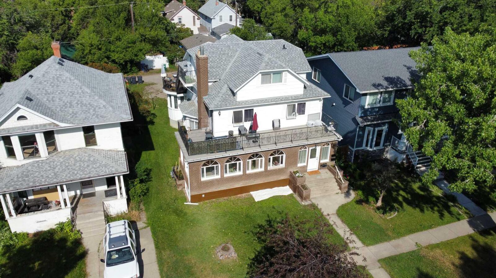 Property Photo: 622 10 Street S 1-5 AB T1J 2M8