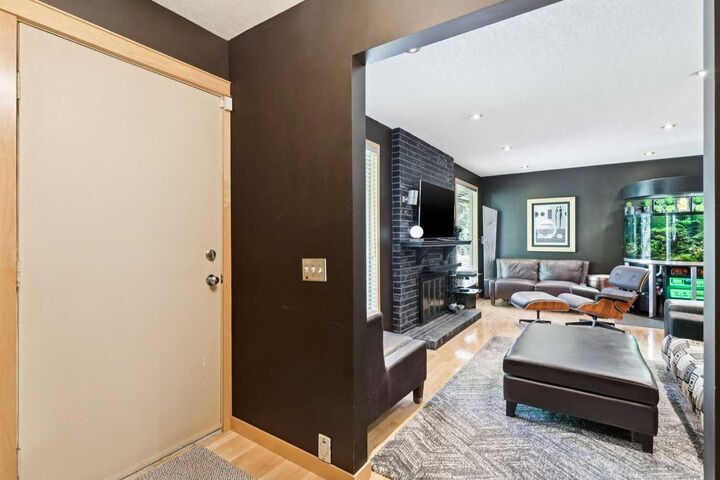 Property Photo:  10220 Brookpark Boulevard SW  AB T2W 2P7 