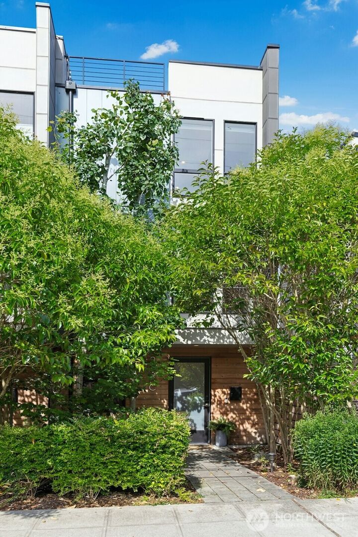 Property Photo:  2233  Minor Avenue C  WA 98102 