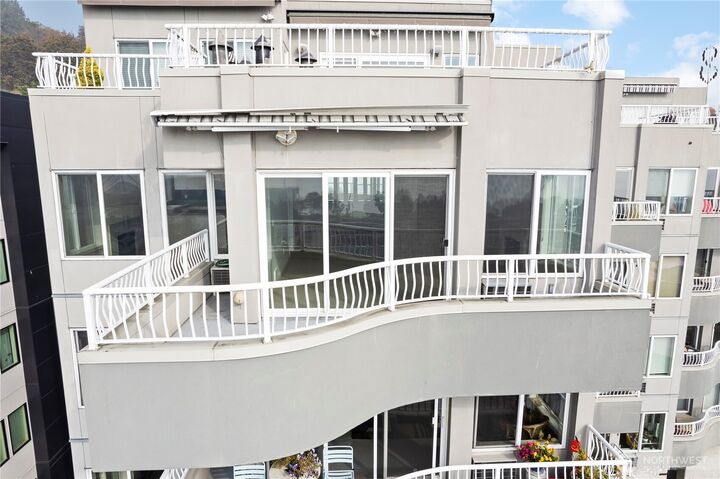 Property Photo:  601 W Mercer Place 401  WA 98119 