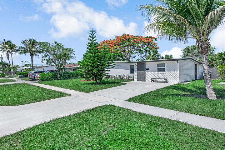 Property Photo: 12063 Acapulco Avenue FL 33410