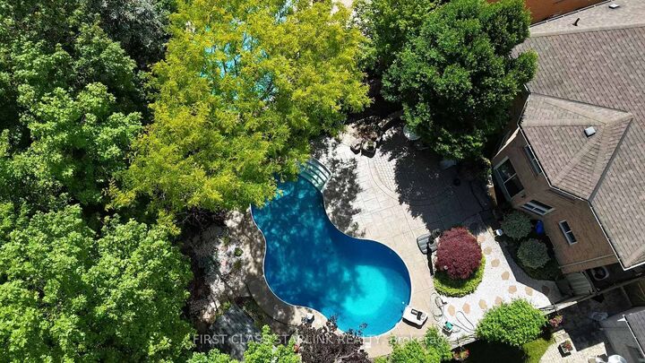 Property Photo: 5467 Planters Wood Court ON L5M 5V6