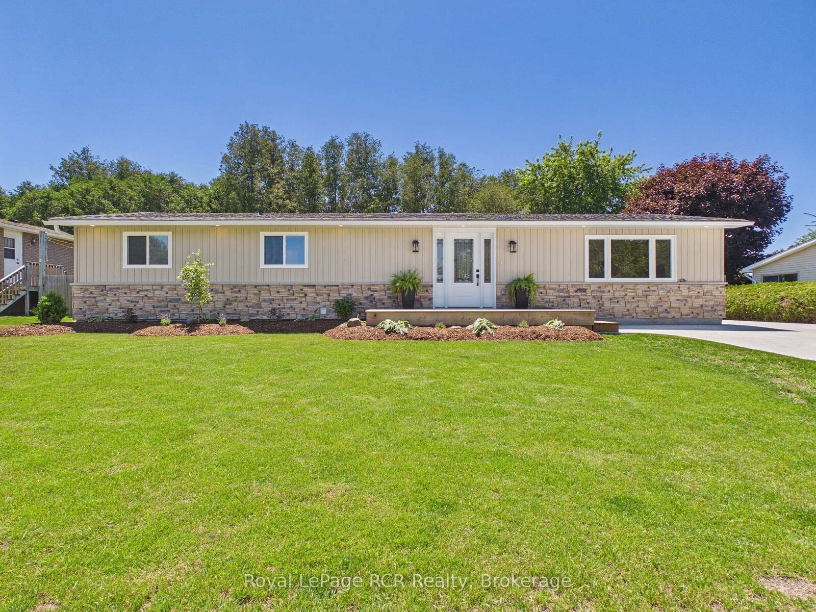 Property Photo:  25 Inverlyn Crescent N  ON N2Z 1H7 