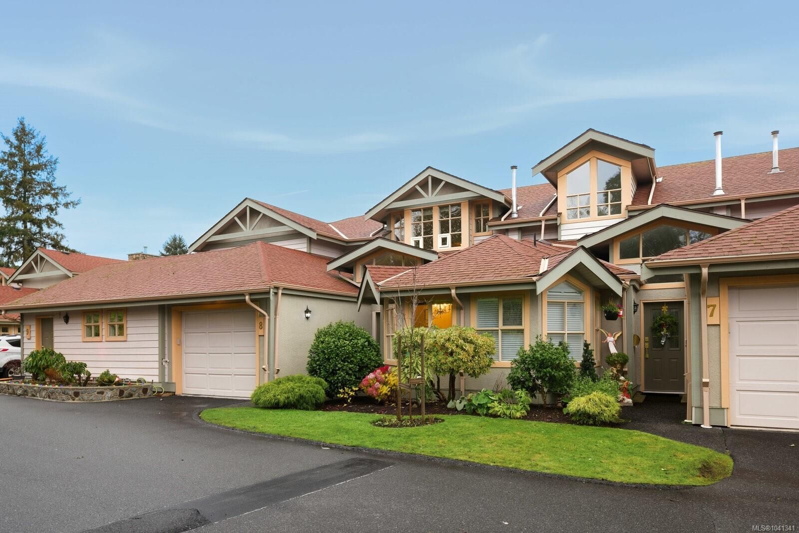 Property Photo: 500 Marsett Pl #8 BC V8Z 7J1