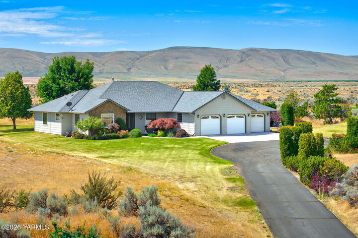 Property Photo:  380 Pheasant Crest Dr  WA 98908 