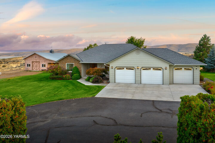 Property Photo:  380 Pheasant Crest Dr  WA 98908 
