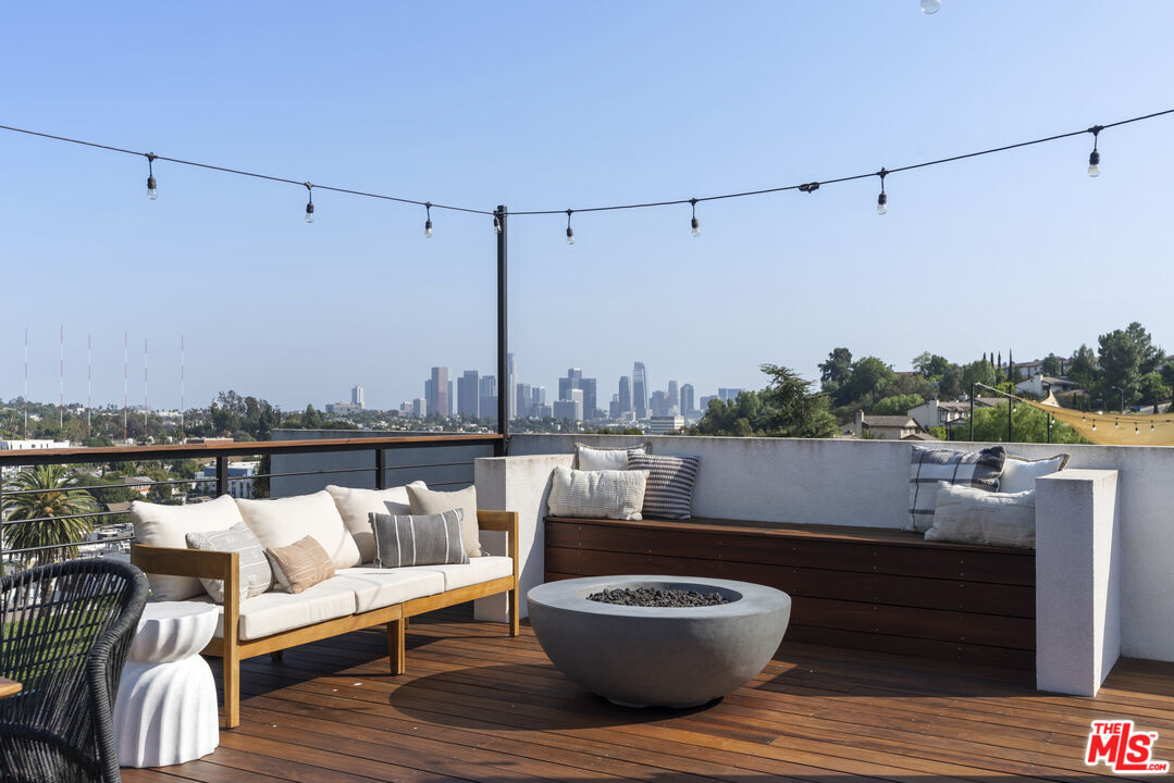 Property Photo:  2267 Duane St  CA 90039 
