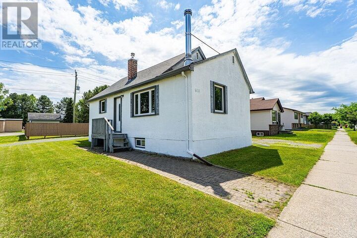 Property Photo:  600 Mary St. W.  ON P7E 4L4 