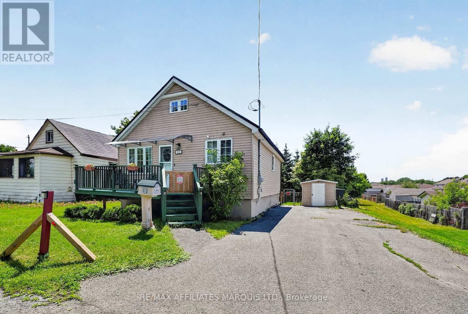 Property Photo:  928 Pacific Lane  ON K6H 3Y9 