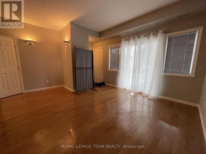 Property Photo:  139 Oldfield Street B  ON K2G 7C7 