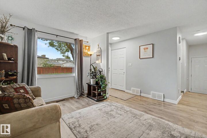 Photo de la propriété:  3706 41 Avenue NW  AB T6L 5M2 