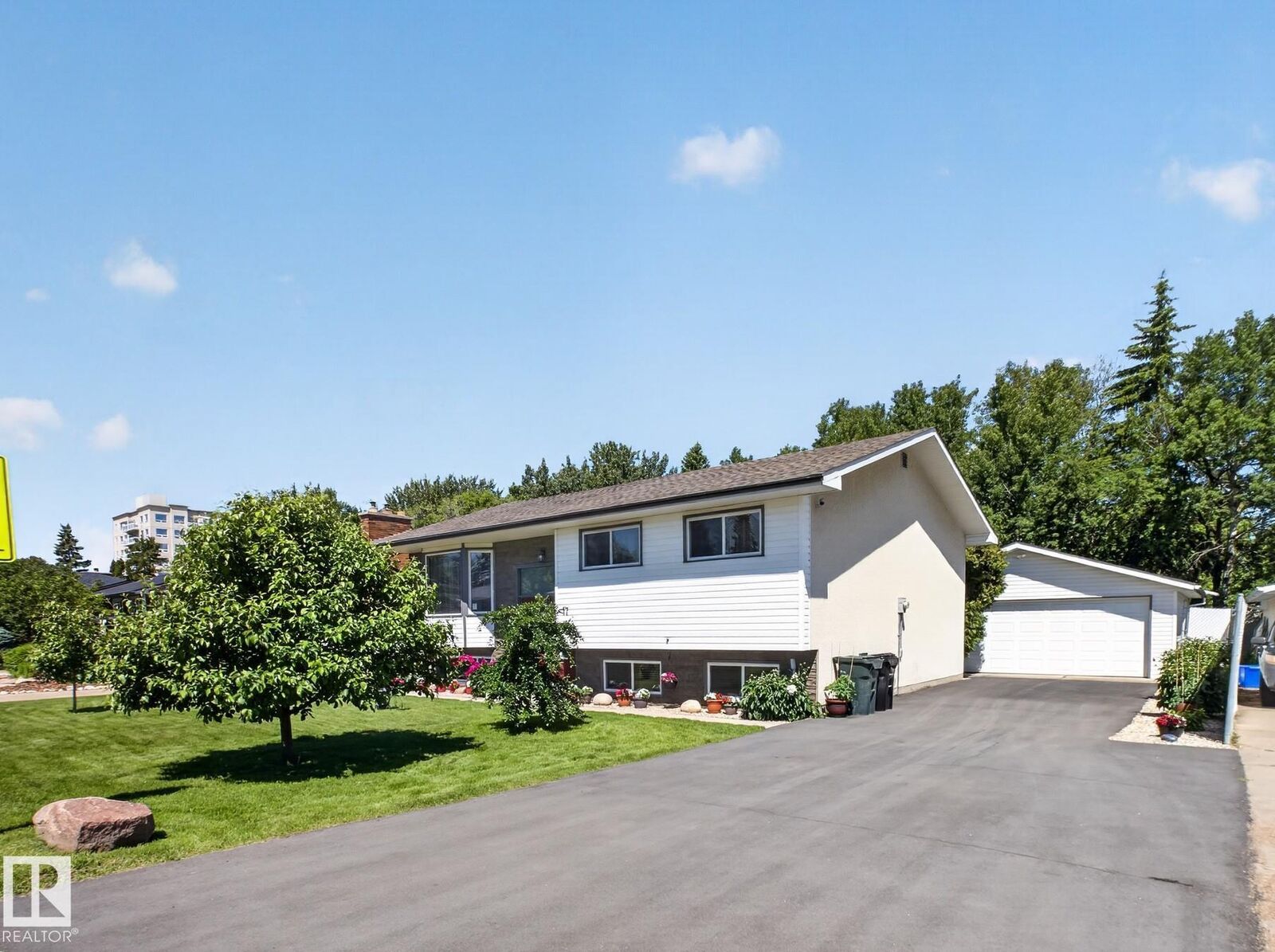 Property Photo:  17 Fifth Avenue  AB T7X 2C5 