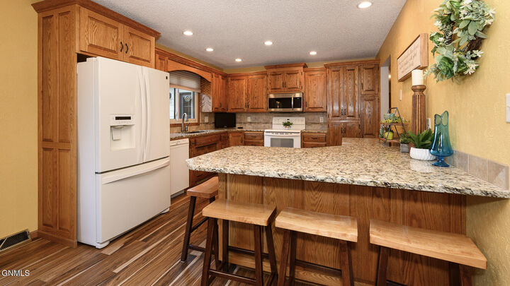 Property Photo:  712 16th Avenue NW  ND 58554 