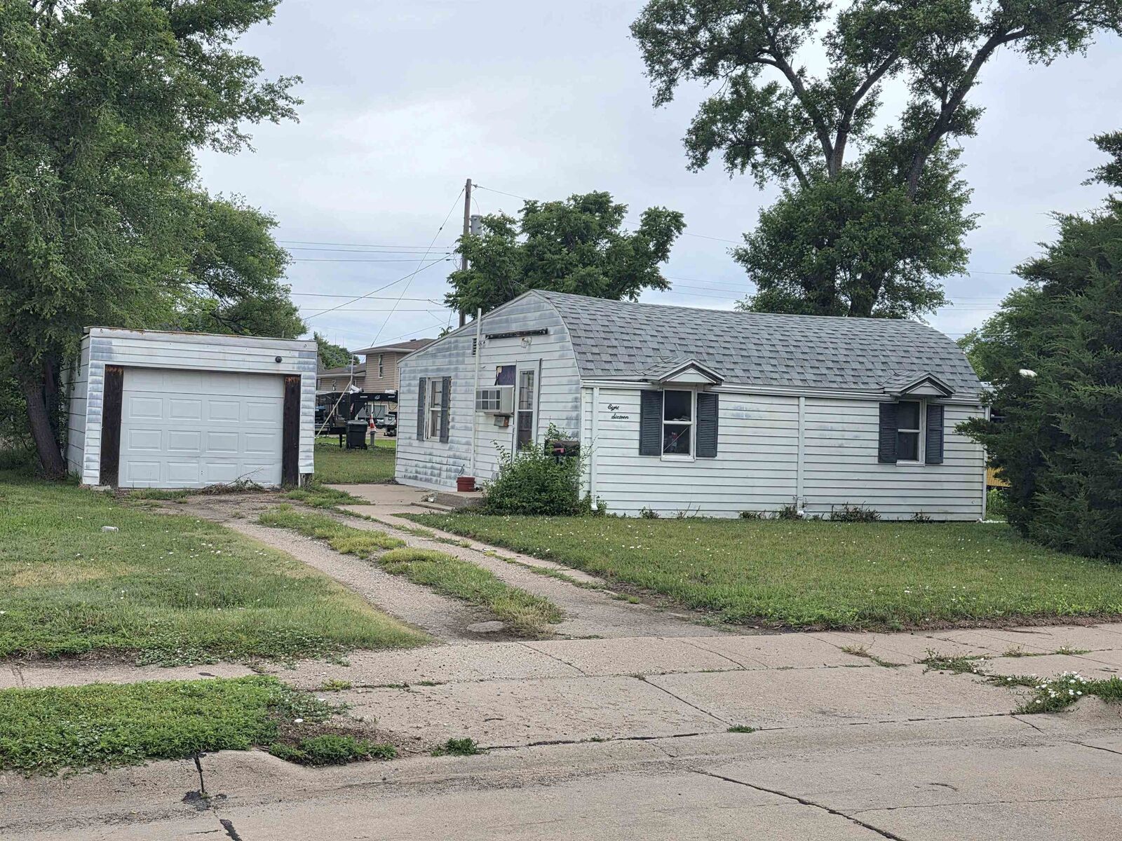 Property Photo: 816 S Poplar NE 69101