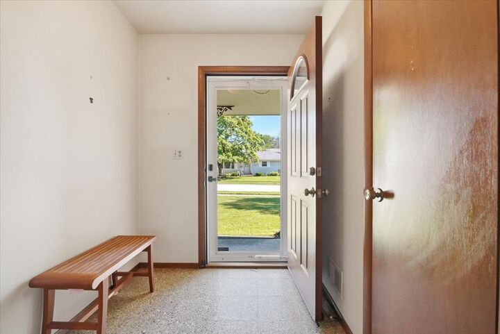 Property Photo: 2705 Adelaide Avenue IL 60087