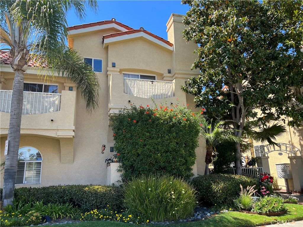 Property Photo: 301 Diamond B CA 90277