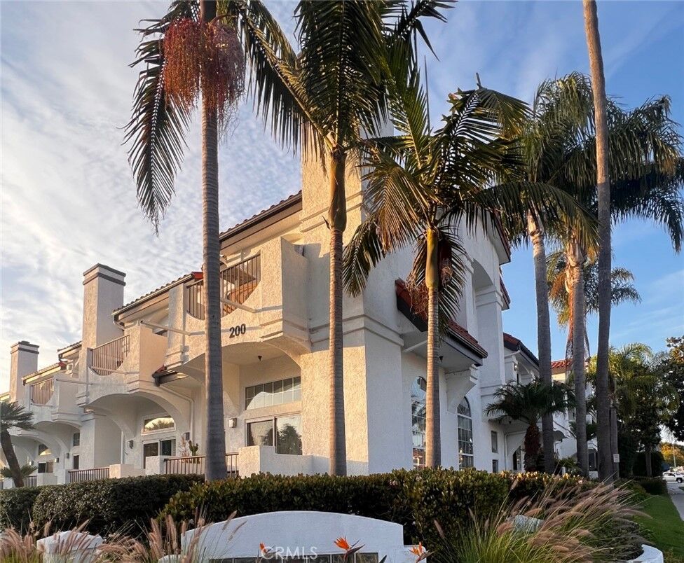 Property Photo: 301 Diamond B CA 90277