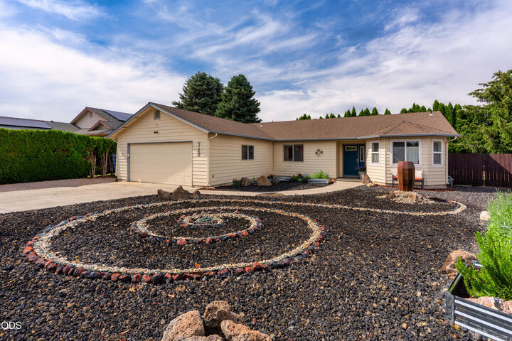 Property Photo:  710 NW 21st Court  OR 97756 
