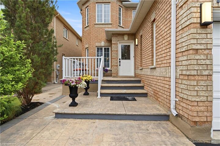 Property Photo: 7287 Waldorf Way ON L5N 7P7
