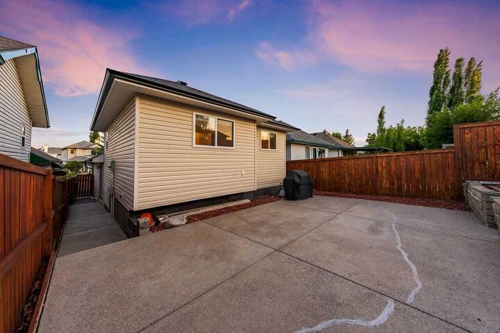 Property Photo: 2016 Country Hills Circle NW AB T3K 4Z2
