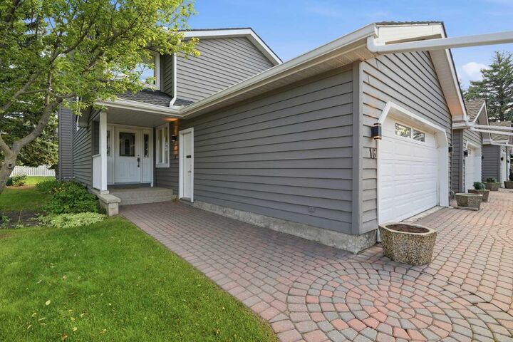 Property Photo:  16 Wood Crescent SW  AB T2W 4B6 