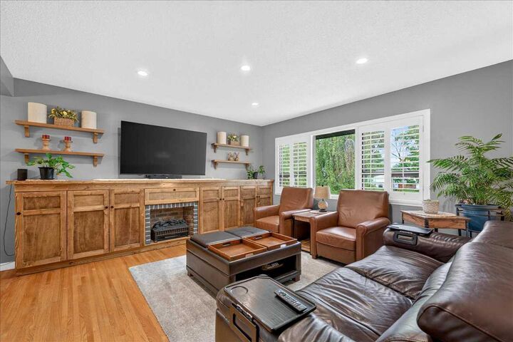 Property Photo:  9715 Fairmount Drive SE  AB T2J 0R9 