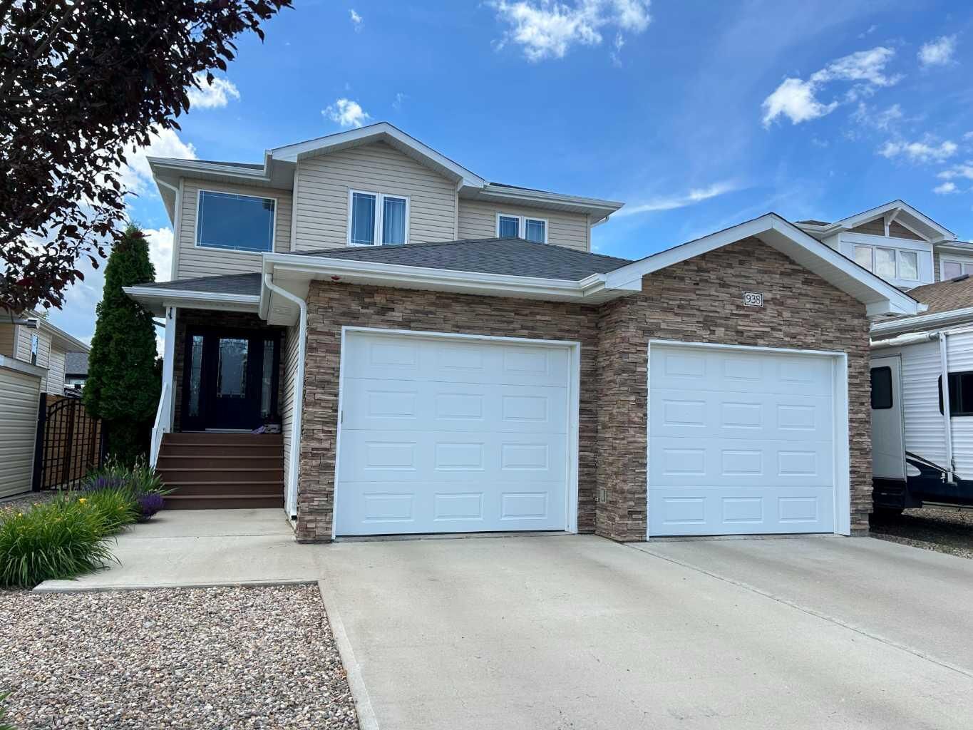 Property Photo: 938 Manor Place SE AB T0J 2P0