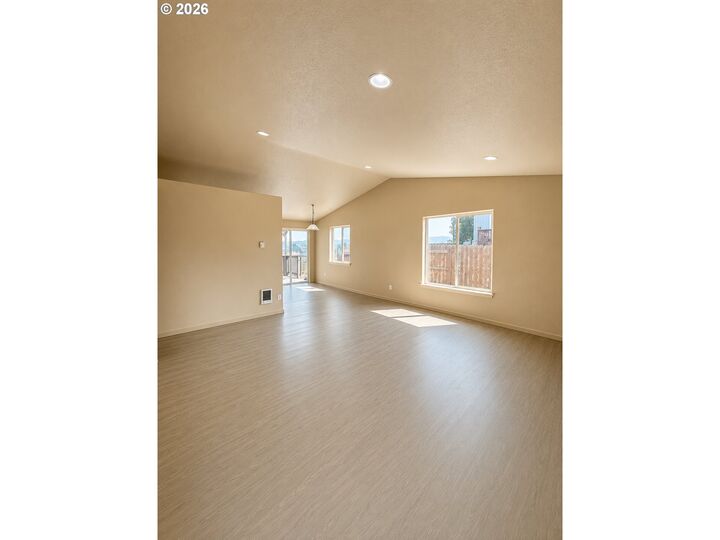 Property Photo: 402 SE Carmen Way OR 97741