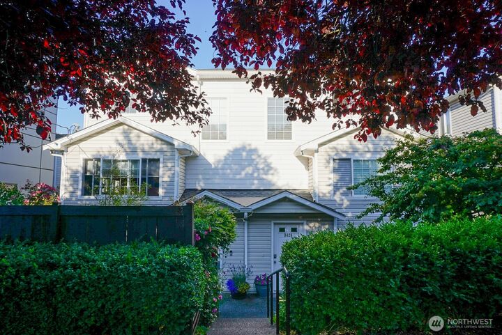 Property Photo:  9426  Linden Avenue N  WA 98103 