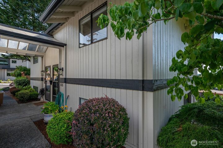 Property Photo:  10  18th Ave 10B  WA 98033 
