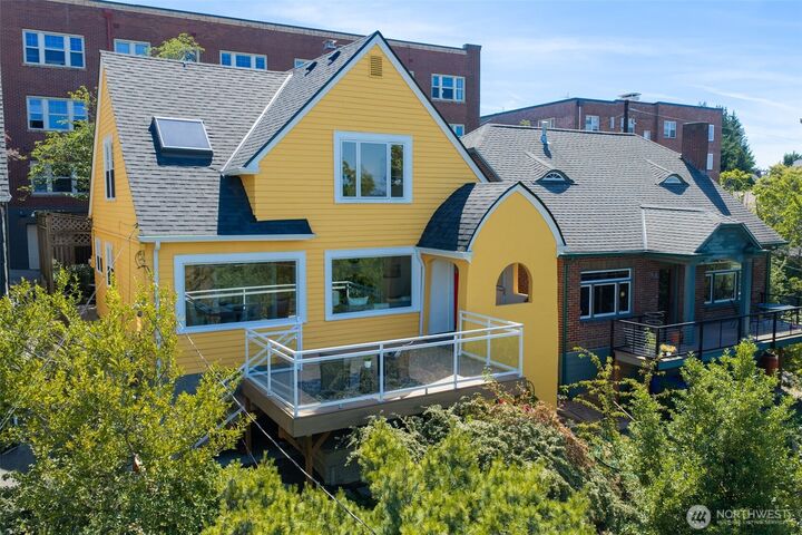 Property Photo:  5006  Greenwood Avenue N  WA 98103 