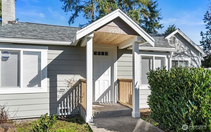 Property Photo: 10924 SE 304th Street WA 98092