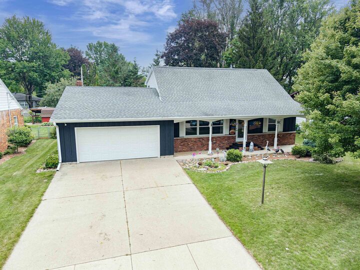Property Photo:  430 Fairview Way  WI 54166 