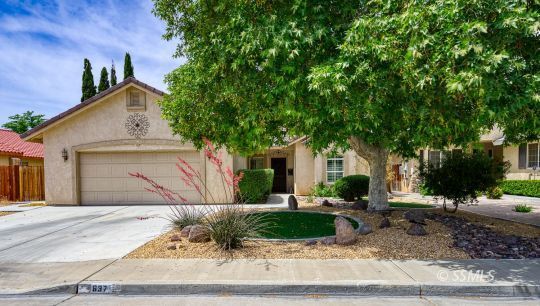 Property Photo: 637 Pinon Ct CA 93555