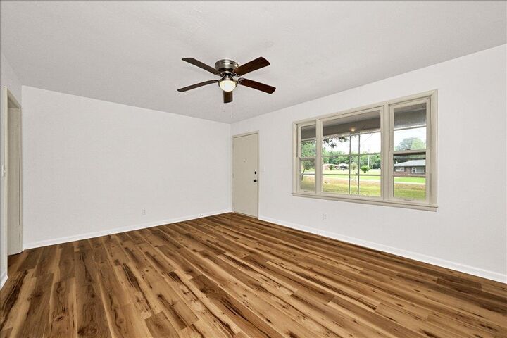 Property Photo:  142 Hamaker St SW  AL 35603 
