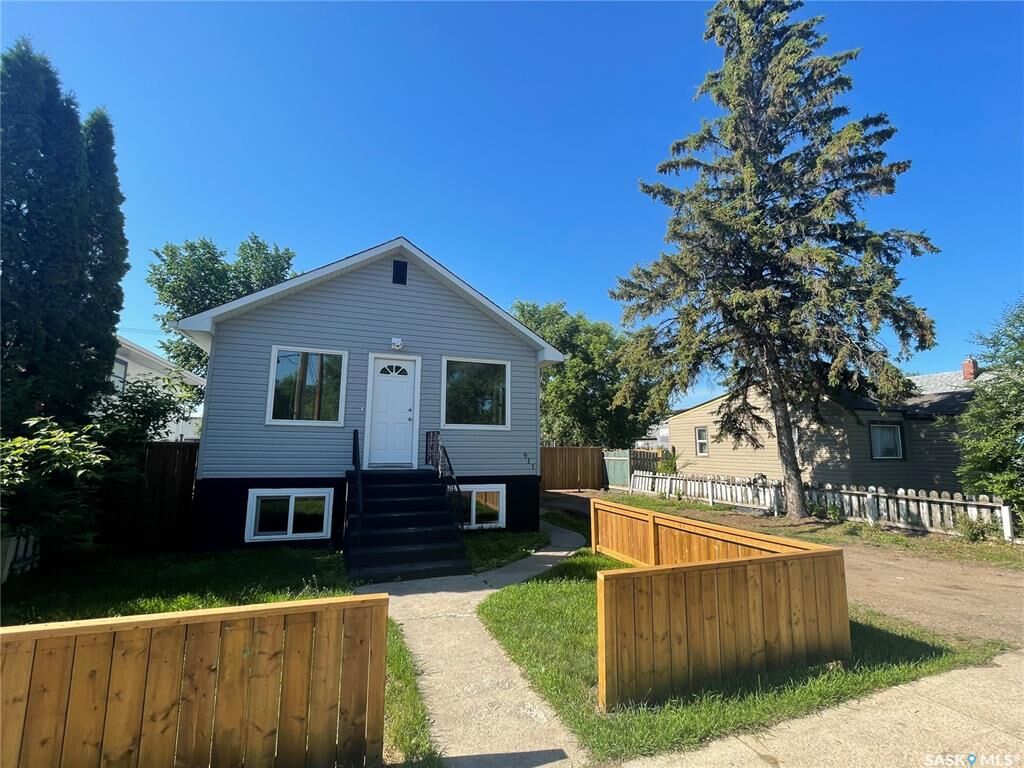 Property Photo:  911 23rd Street  SK S7L 0A5 