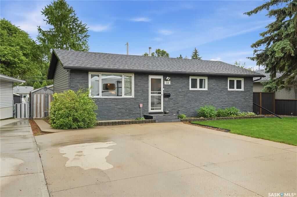 Property Photo:  14 Stewart Avenue  SK S7L 3S6 