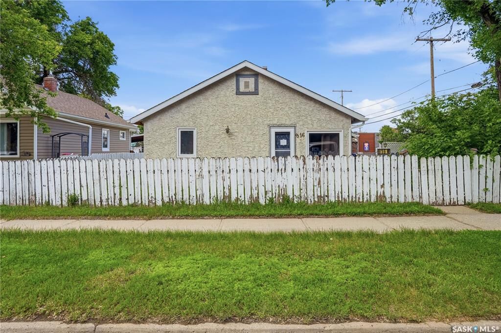 Property Photo: 916 Iroquois Street W SK S6H 5B6