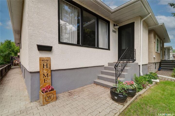 Property Photo:  2552 Elliott Street E  SK S4N 3H5 