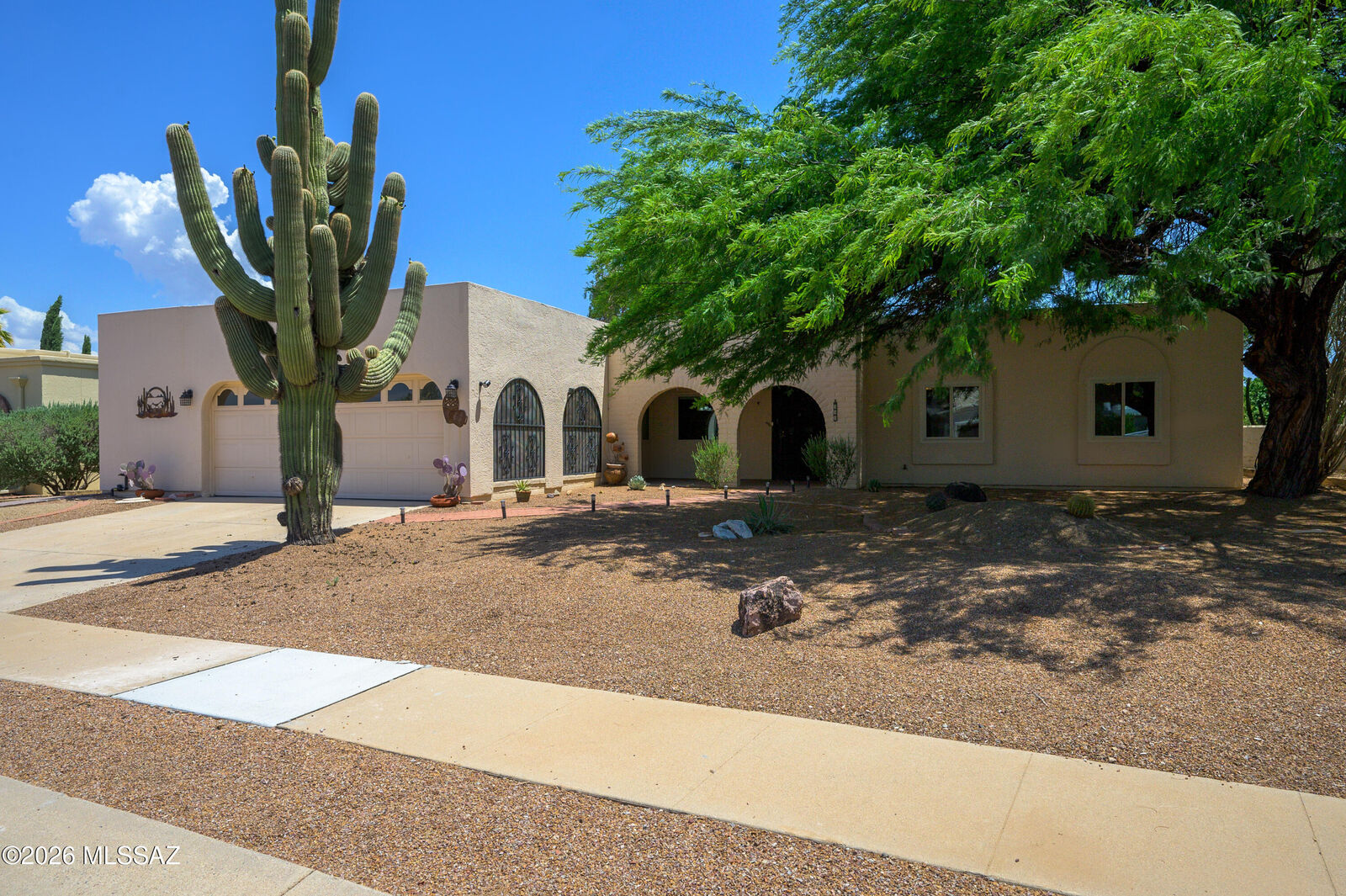 Property Photo:  342 E Placita Idilio  AZ 85614 