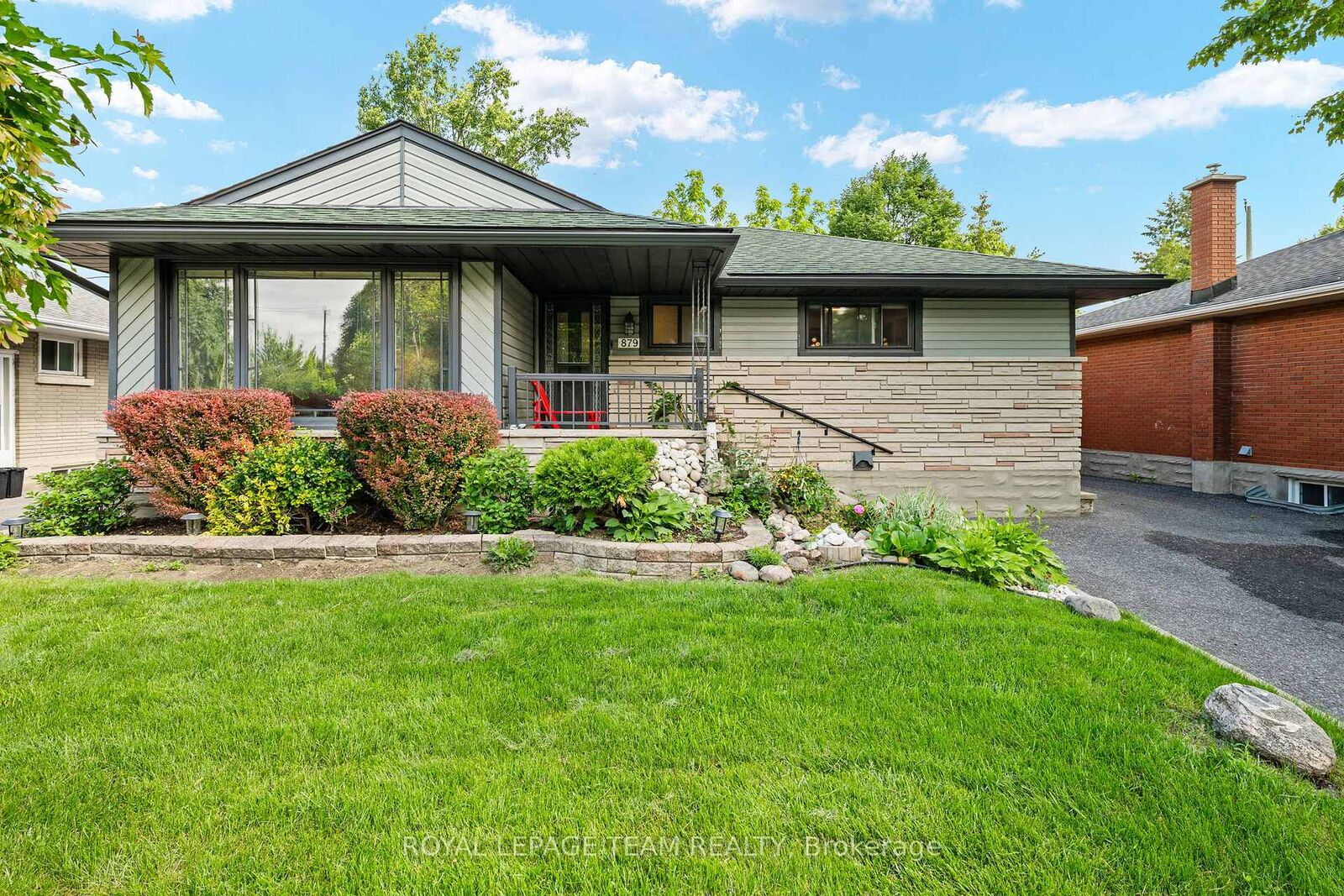 Property Photo:  879 Pleasant Park Road  ON K1G 1Z1 