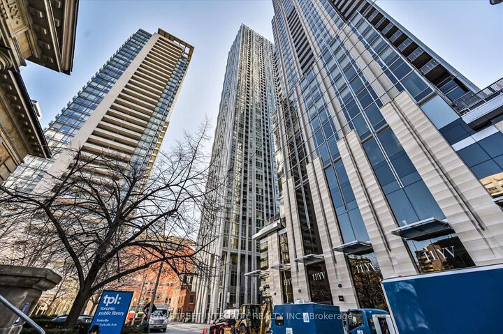 Property Photo:  1 Yorkville Avenue 3208  ON M4W 0B1 