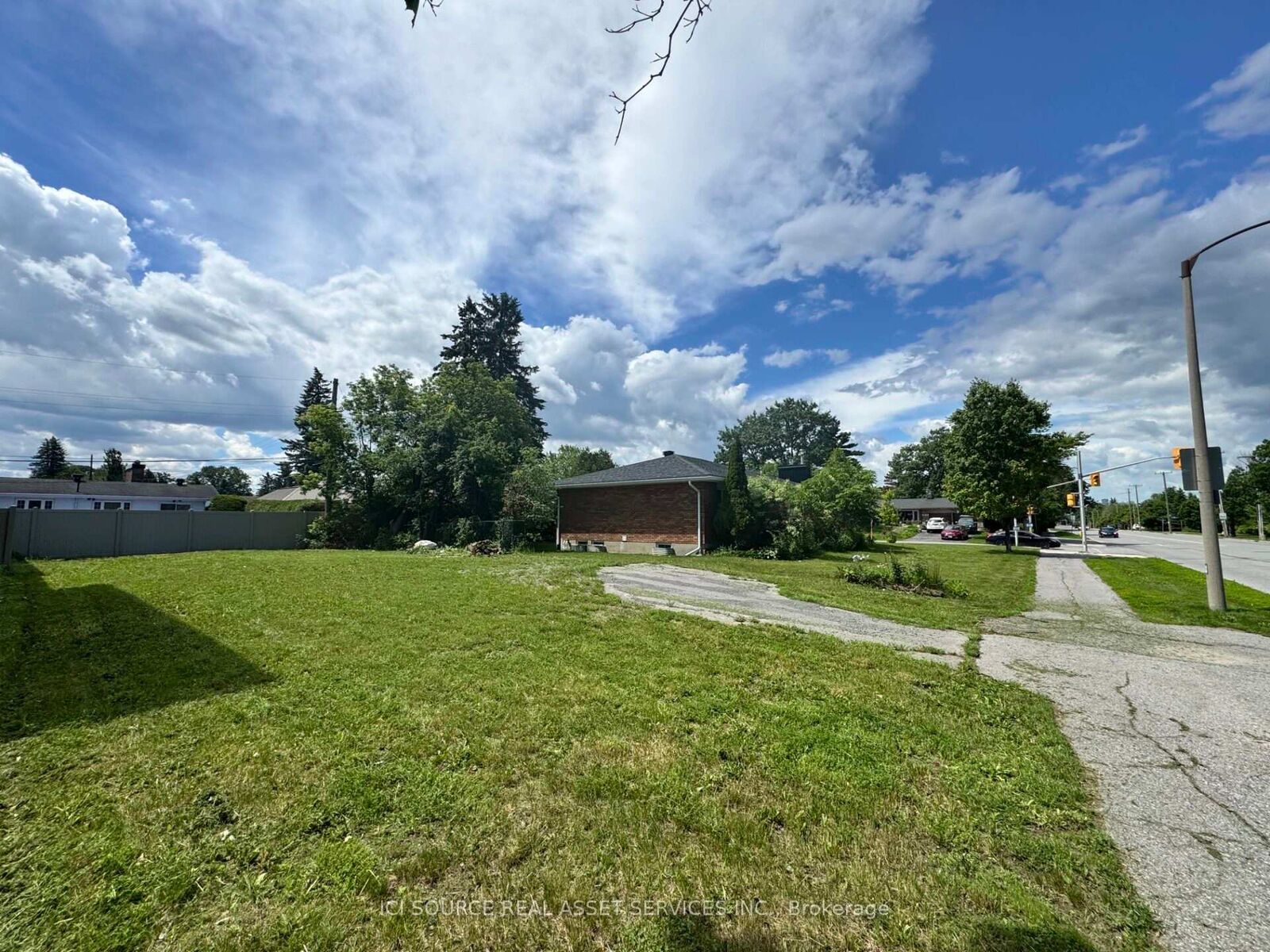 Property Photo:  410 Smyth Road  ON K1H 5A4 