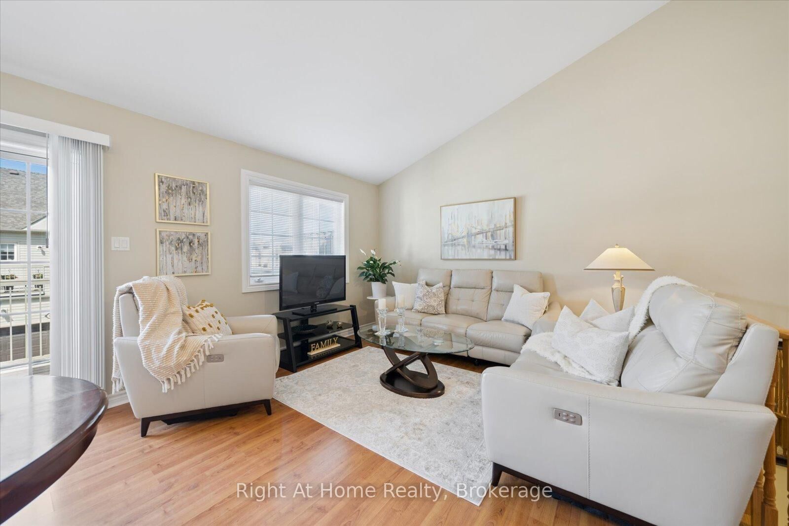 Property Photo:  17 Wicker Park Way  ON L1R 0C8 