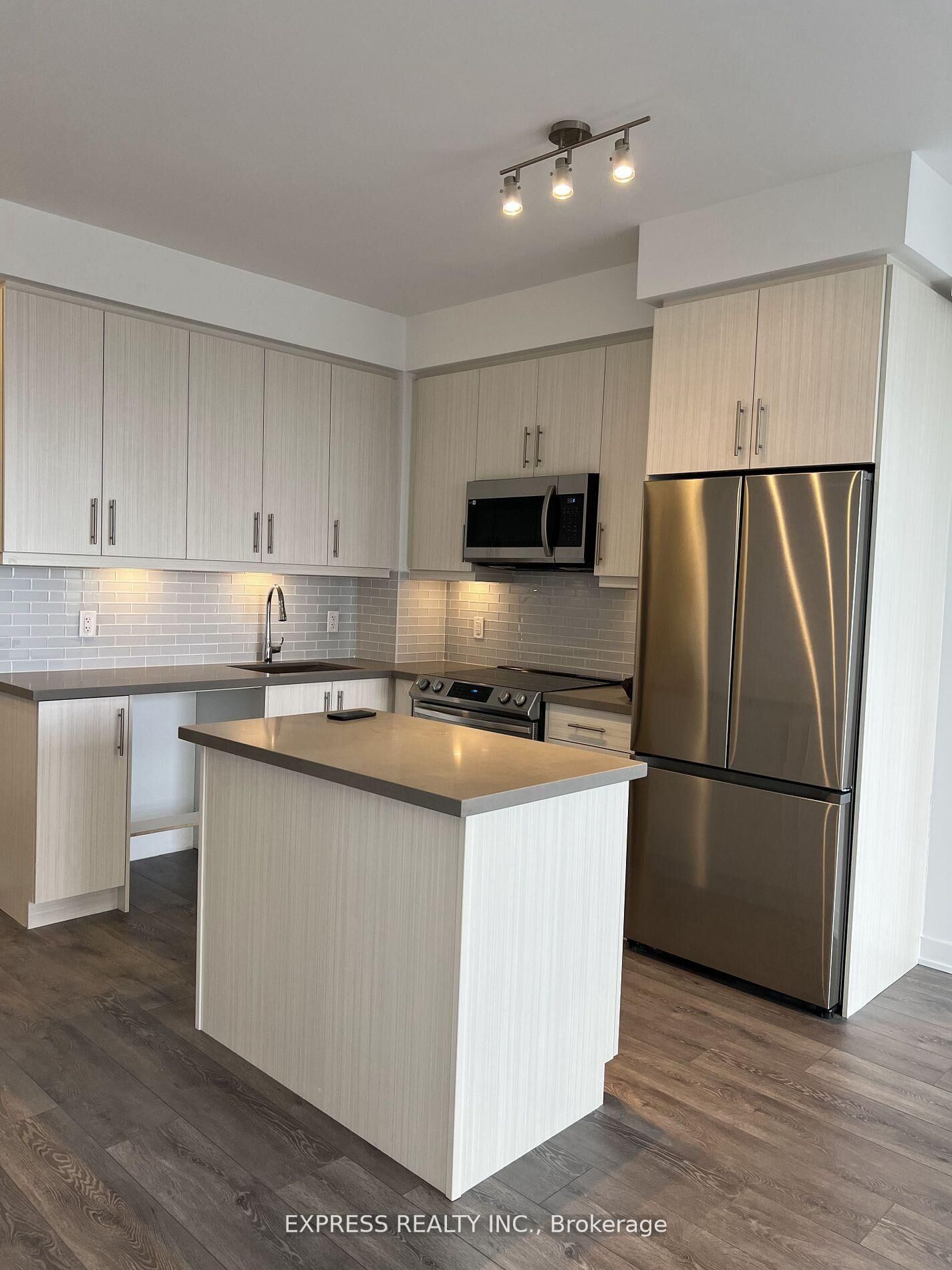 Property Photo:  105 Oneida Crescent Lph06  ON L4B 0H6 