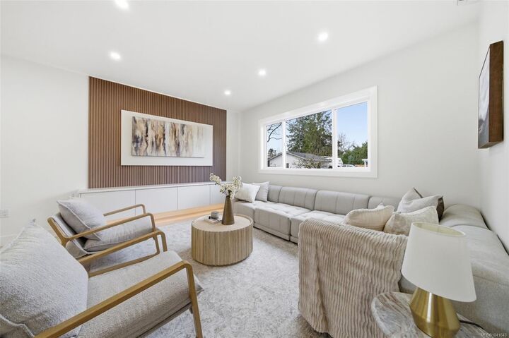 Property Photo: 621 Broadway St #3 BC V8Z 2G5