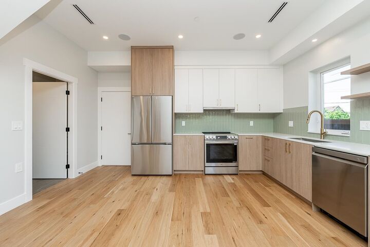 Property Photo: 678 E 22nd Avenue 2 BC V5V 1V4