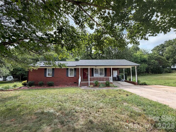 Property Photo:  315 Southglenn Drive  NC 28152 