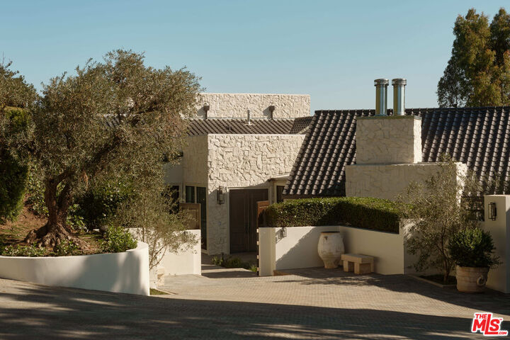 Property Photo:  851 Strada Vecchia Rd  CA 90077 