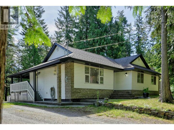 Property Photo: 452 Balfour Crescent BC V0G 1M0